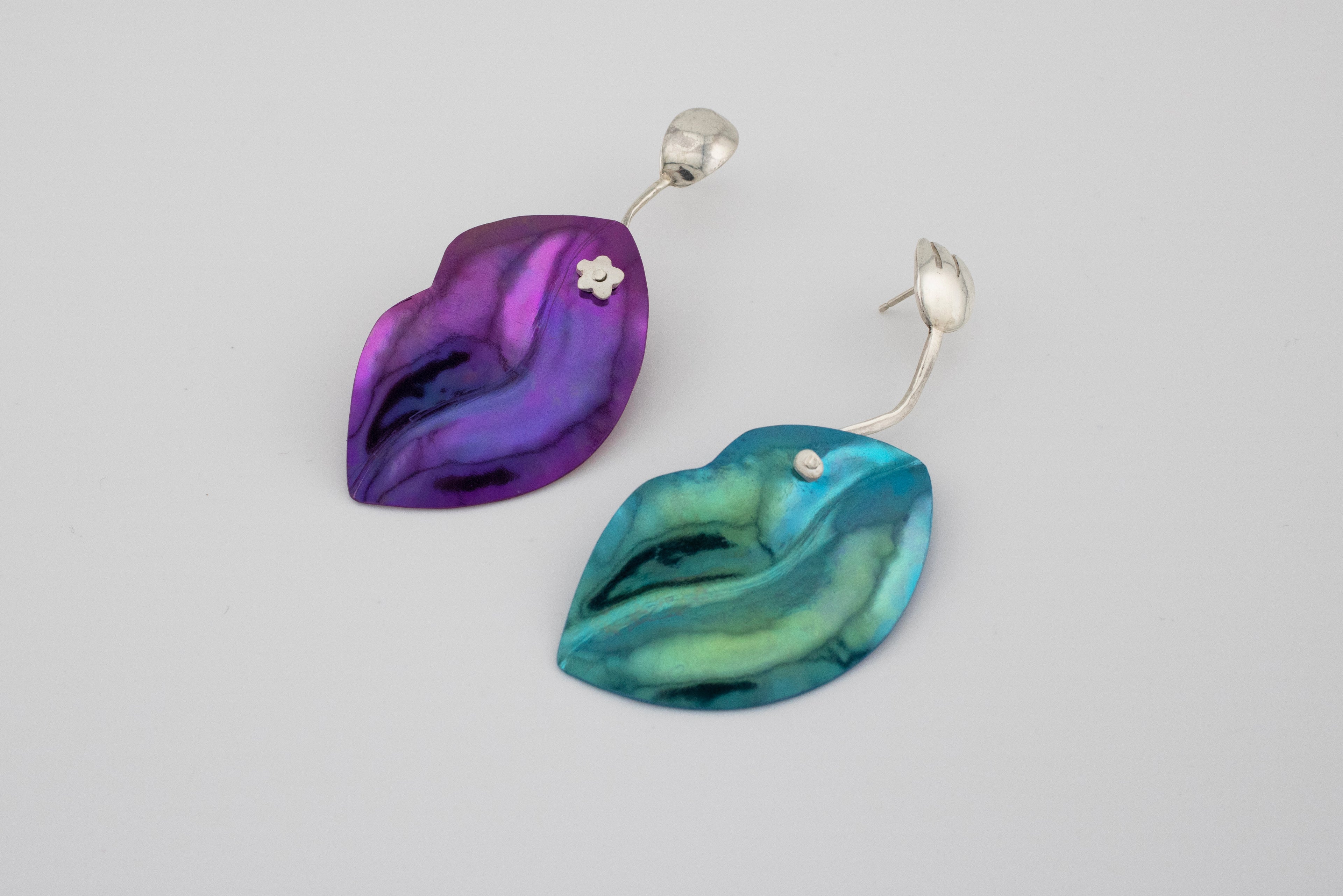 Niobium lips earrings