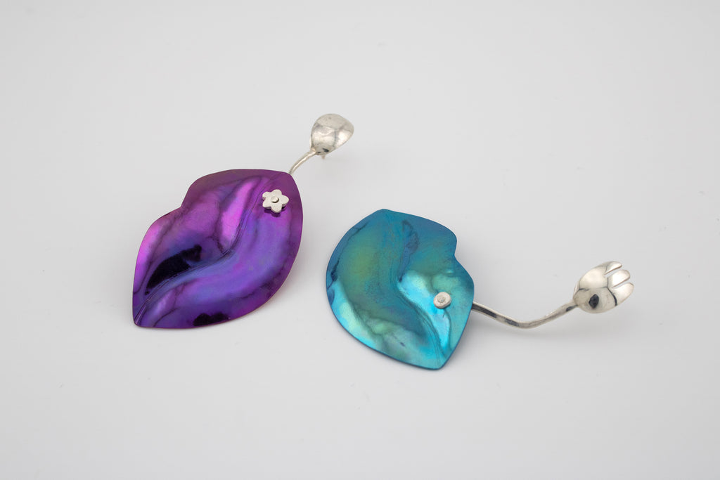Niobium lips earrings